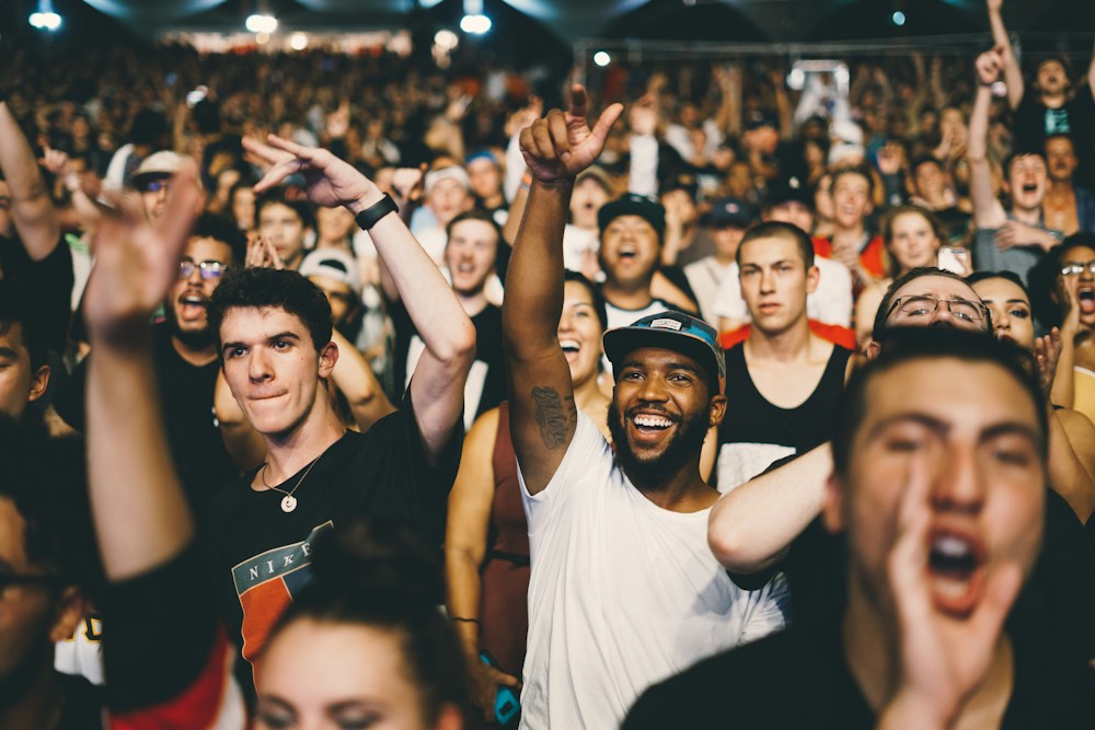 Konserde birlikte eğlenen kalabalık
